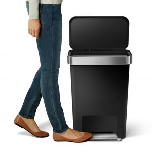 לויזון מרקט,פח דוושה רחבה מלבני פלסטיק 45 ליטר שחור סימפלהיומן Simplehuman,106