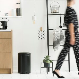 לויזון מרקט,פח פדל 20 ליטר שחור מט  Brabantia - NewIcon,