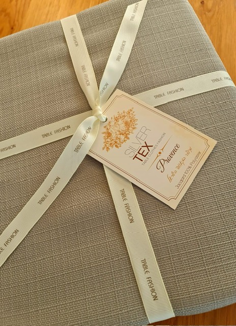 לויזון מרקט,מפת שולחן דגם פרובנס פוליאסטר במראה דמוי פשתן זית SILVERTEX, לויזון מרקט,מפת שולחן דגם פרובנס פוליאסטר במראה דמוי פשתן זית SILVERTEX,