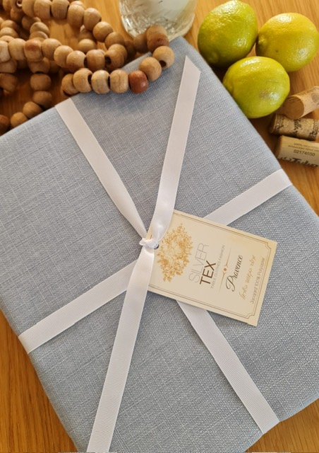 לויזון מרקט,מפת שולחן דגם פרובנס פוליאסטר במראה דמוי פשתן תכלת SILVERTEX, לויזון מרקט,מפת שולחן דגם פרובנס פוליאסטר במראה דמוי פשתן תכלת SILVERTEX,